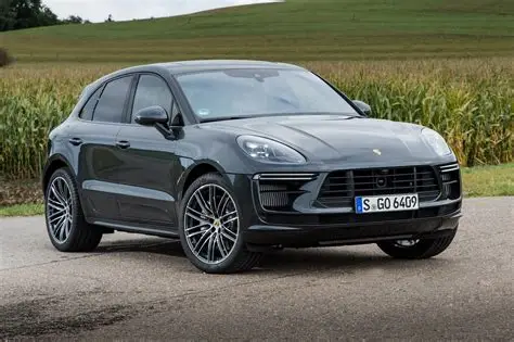 Correction de vernis et polissage 50/50 sur une carrosserie à Angoulême par Mot'Soap